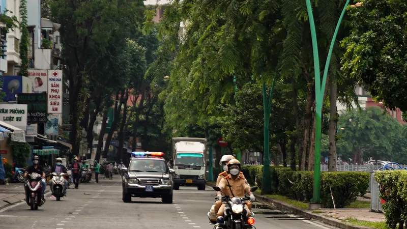 Công an quận 3, TPHCM tuần tra kiểm soát ở trên địa bàn. Ảnh: CHÍ THẠCH 