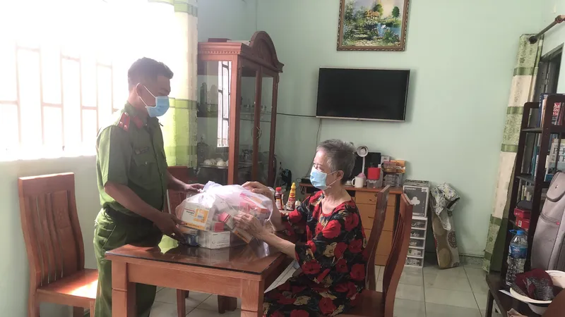 Trung uý Phạm Tiến Dũng đến thăm hỏi bà Vẽ. Ảnh: BẢO TRÂN 