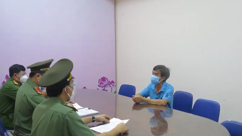 Lý Minh Vỹ tại cơ quan công an. Ảnh: C.T