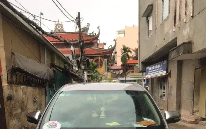 Xe dán bảng “Bếp cơm thiện nguyện...” đưa người từ TPHCM về quê với giá 5 triệu đồng