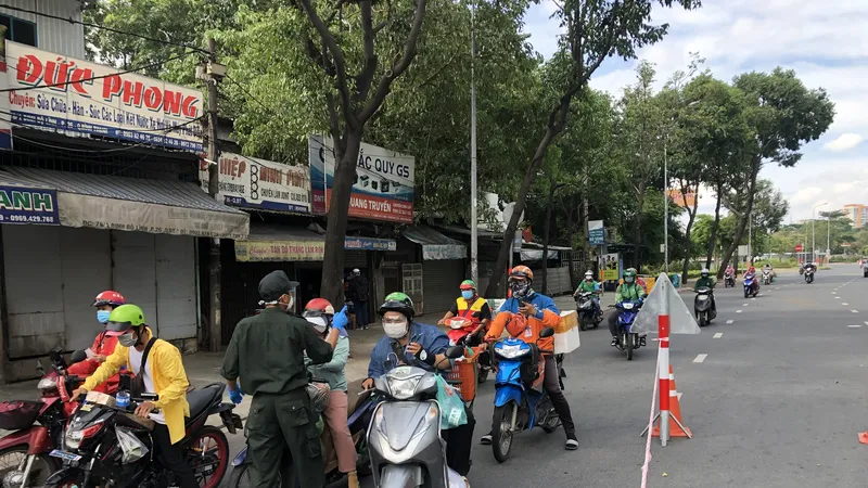 Lực lượng chỉ kiểm tra giấy tờ đi đường của người dân. Ảnh: C.T.
