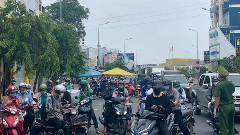 Nhiều chốt kiểm tra di biến động dân cư ở TPHCM ùn ứ. Ảnh: CHÍ THẠCH 