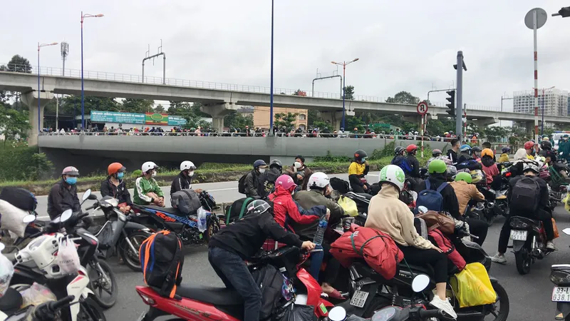 Người dân đổ xô về quê buộc phải quay đầu xe ở các cửa ngõ TPHCM