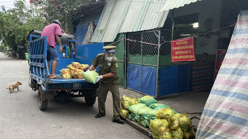 Anh Quang phát tiền hỗ trợ cho người dân. Ảnh: BẢO TRÂN 