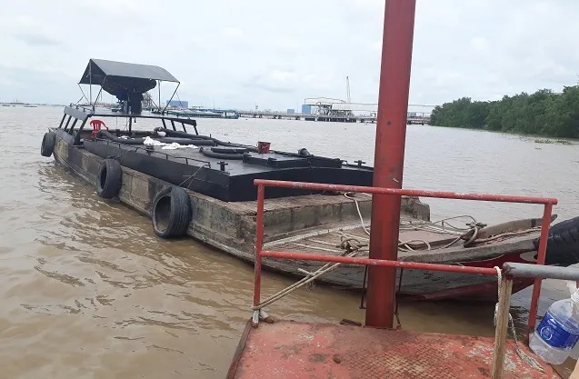 Ghe gỗ chứa hơn 10.000 lít nghi dầu DO không rõ nguồn gốc trên sông Sài Gòn