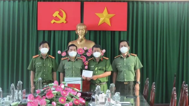  Đoàn công tác của Công an TPHCM do Đại tá Nguyễn Sỹ Quang, Phó Giám đốc Công an TPHCM làm Trưởng đoàn đã tới kiểm tra, thăm hỏi các bộ chiến sĩ của Công an huyện Bình Chánh