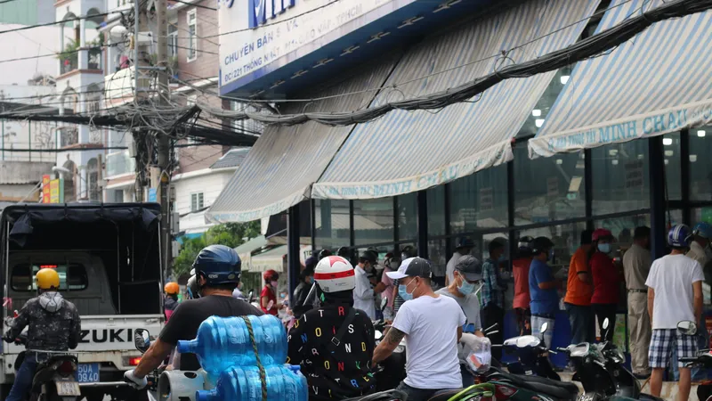 Từ sáng đã có rất đông người dân đổ tới các tiệm thuốc. Ảnh: C.T
