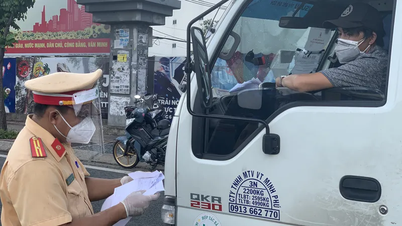 CSGT TPHCM xử lý 317 trường hợp vi phạm trong ngày đầu tăng cường phòng chống dịch Covid-19