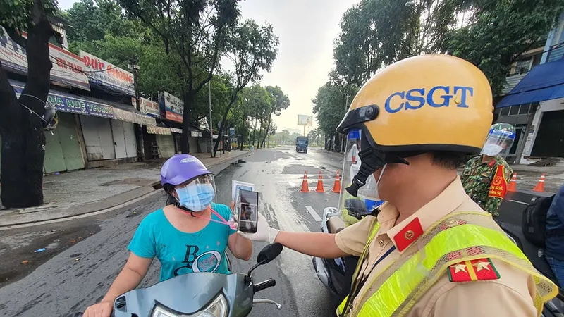 CSGT dùng phần mềm dành riêng cho cán bộ quét kiểm tra mã QR của người dân khai báo sáng 29-8. Ảnh: CHÍ THẠCH 