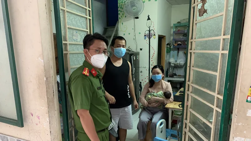 Đại uý Thắng đến thăm hỏi, tặng quà gia đình chị Nhung
