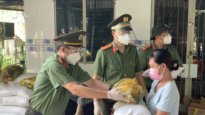 Đại tá Nguyễn Sỹ Quang phát biểu tại buổi lễ. Ảnh: CHÍ THẠCH 