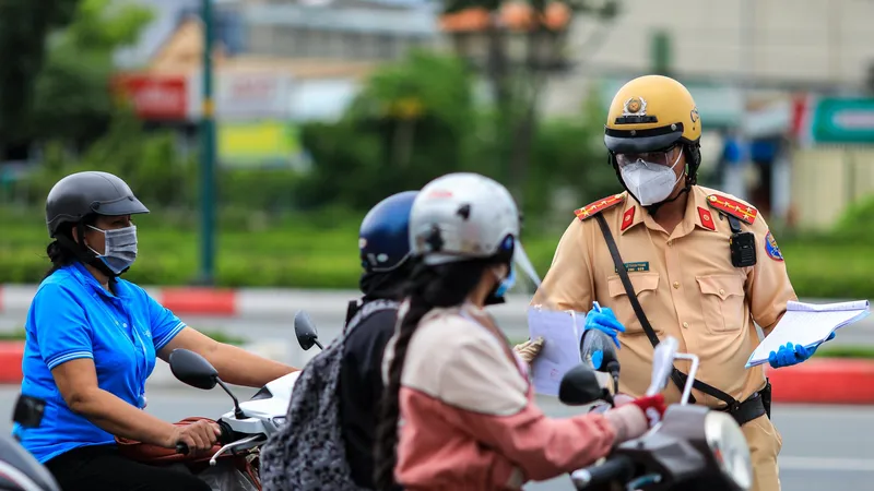 CSGT TPHCM kiểm tra người dân tham gia lưu thông trên đường. Ảnh: CHÍ THẠCH
