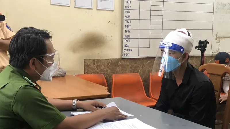 Công an lấy lời khai đối tượng Hoàng. Ảnh: Công an cung cấp