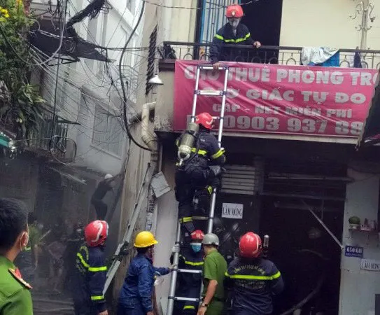 Lực lượng chữa cháy tại hiện trường 