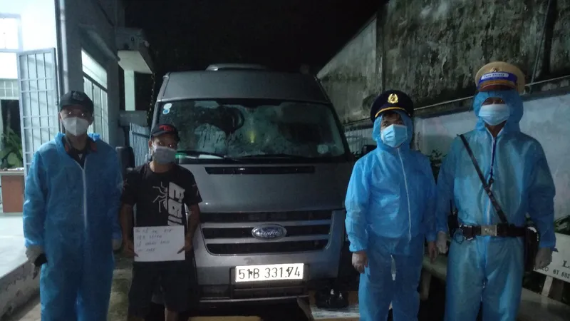 Tài xế cùng tang vật thu giữ