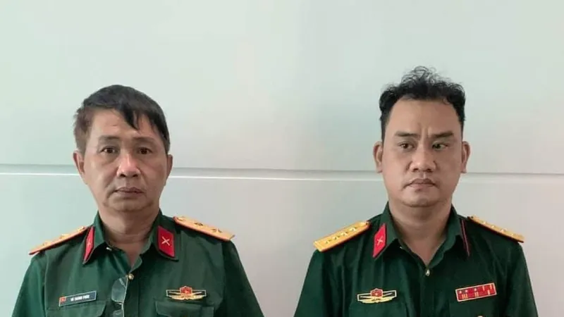 Võ Thành Phúc và Trần Vũ Hàn Minh Nhật (từ trái qua phải) tại cơ quan công an