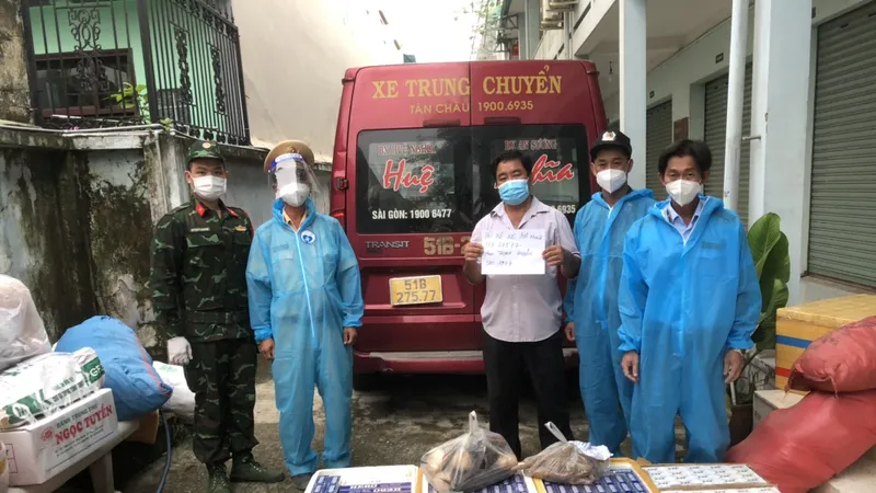 Tài xế cùng tang vật được bàn giao cho cơ quan chức năng 