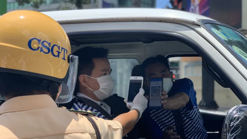Công an quận 3 kiểm tra người và phương tiện lưu thông qua địa bàn. Ảnh: CHÍ THẠCH 