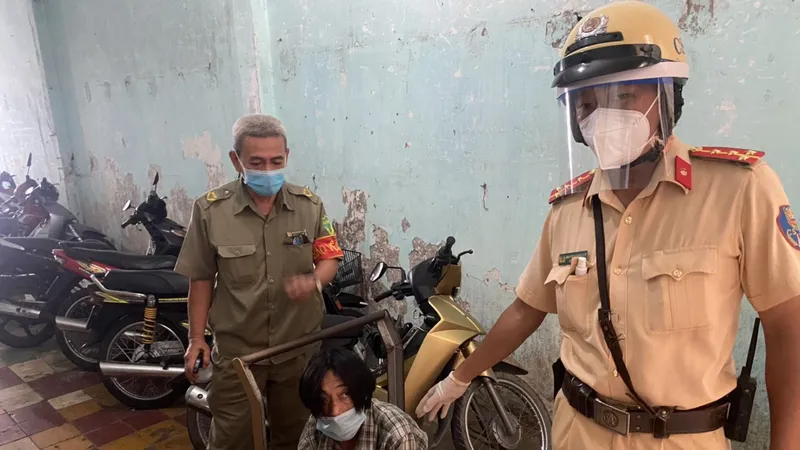Đối tượng Tuấn bị khống chế bắt giữ đưa về trụ sở 