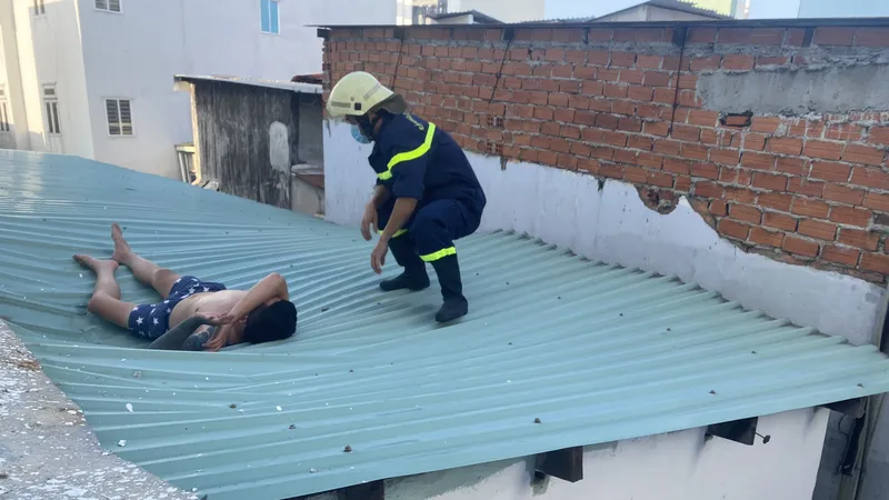 Cứu thanh niên dương tính ma tuý nhảy từ tầng 4 mắc kẹt trên mái tôn 