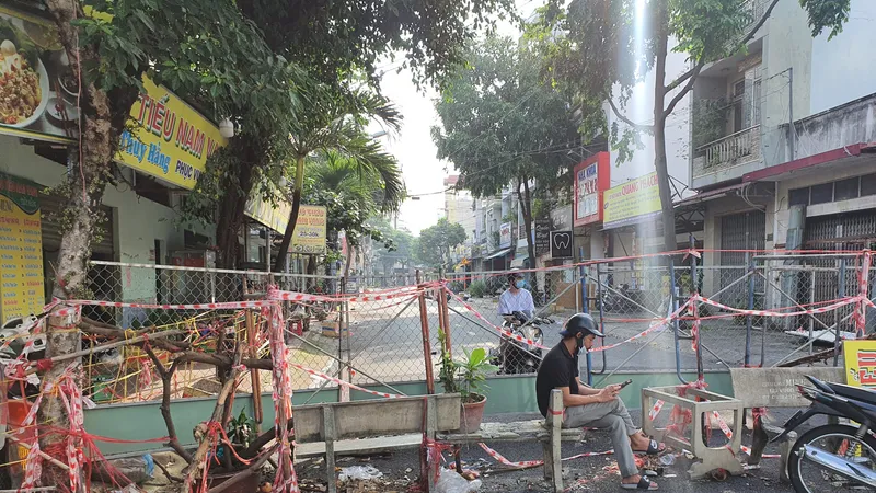 Nhiều tuyến đường, con hẻm ở TPHCM vẫn rào chắn nhiều lớp. Ảnh: CHÍ THẠCH 