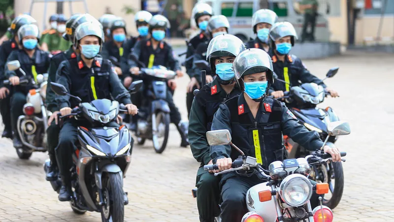 Công an TPHCM ra quân tấn công trấn áp tội phạm ổn định trật tự xã hội, phòng chống dịch Covid-19 sau khi TP nới lỏng giãn cách. Ảnh: DŨNG PHƯƠNG 