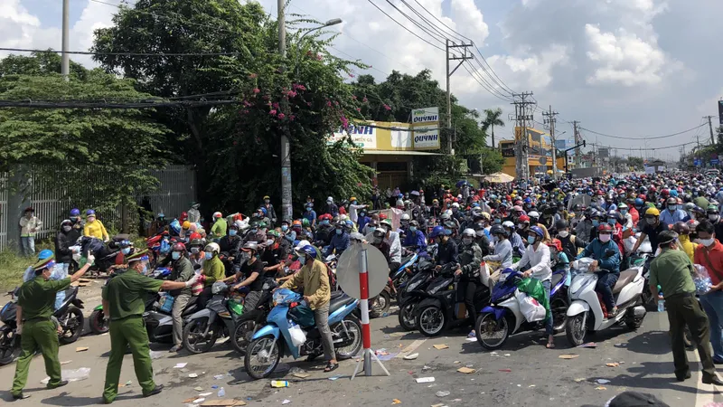 Người dân âm tính, F0 khỏi bệnh tạm thời qua chốt về miền Tây trong ngày 1-10. Ảnh: C.T