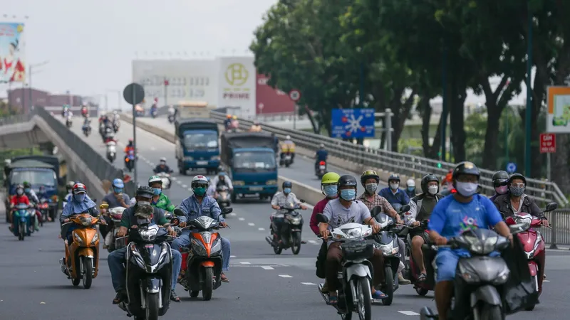 Giao thông nhộn nhịp trong ngày đầu nới lỏng giãn cách ở TPHCM. Ảnh: DŨNG PHƯƠNG 
