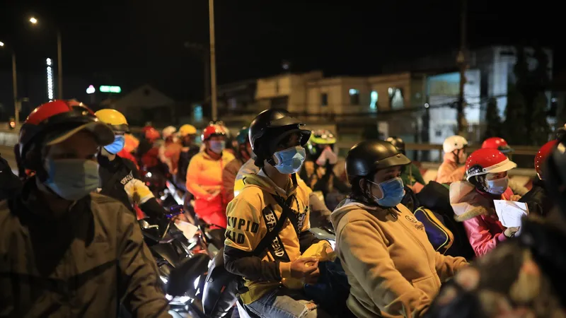 Hàng ngàn người dân miền Tây đi xe máy từ tỉnh Bình Dương về TPHCM để về quê. Ảnh: CHÍ THẠCH 