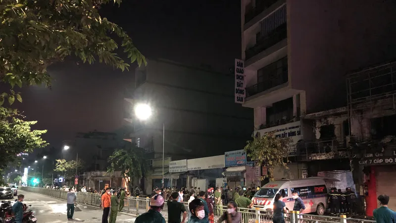 Lực lượng chức năng phong hoả hiện trường. Ảnh: C.T