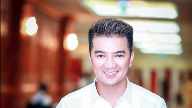  Ca sĩ Đàm Vĩnh Hưng tố cáo bà Nguyễn Phương Hằng vu khống, làm nhục người khác, đưa hoặc sử dụng trái phép thông tin mạng máy tính, mạng viễn thông