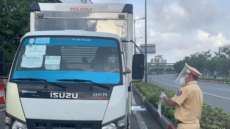 CSGT kiểm tra phương tiện lưu thông qua địa bàn TPHCM. Ảnh: C.T