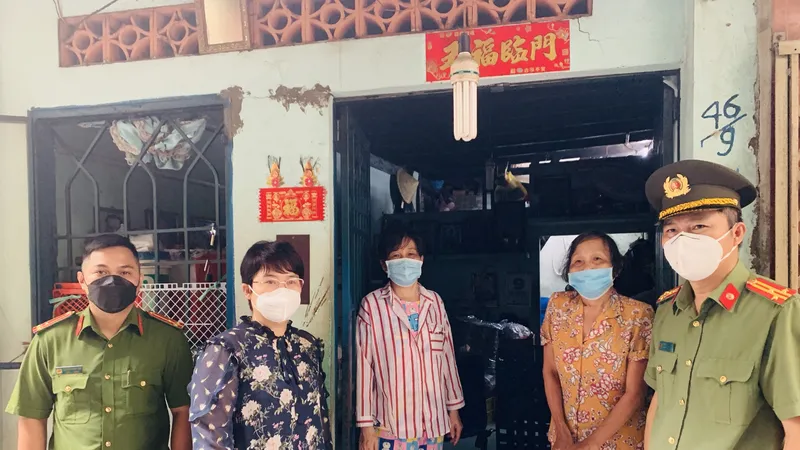 Thượng tá Nguyễn Hải Phước cùng lãnh đạo UBND quận 5 trao tận tay bà con người Hoa có hoàn cảnh khó khăn trên địa bàn quận 5. Ảnh: CHÍ THẠCH 