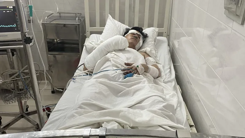 Thượng uý Nguyễn Đức Bằng nằm điều trị ở bệnh viện. Ảnh: S.T