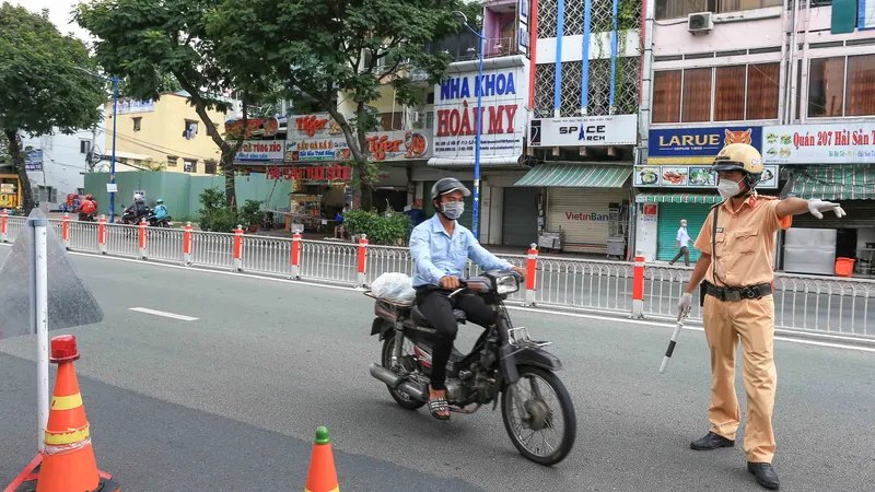 Công an quận 3 tuần tra kiểm soát trên địa bàn. Ảnh: DŨNG PHƯƠNG 