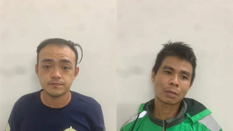 Hai đối tượng tại cơ quan công an. Ảnh: CHÍ THẠCH 