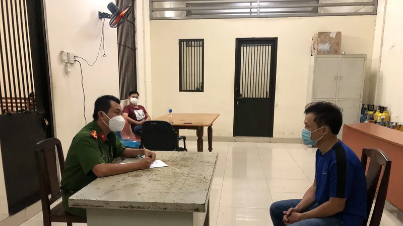 Công an lấy lời khai của Toàn. Ảnh: CA