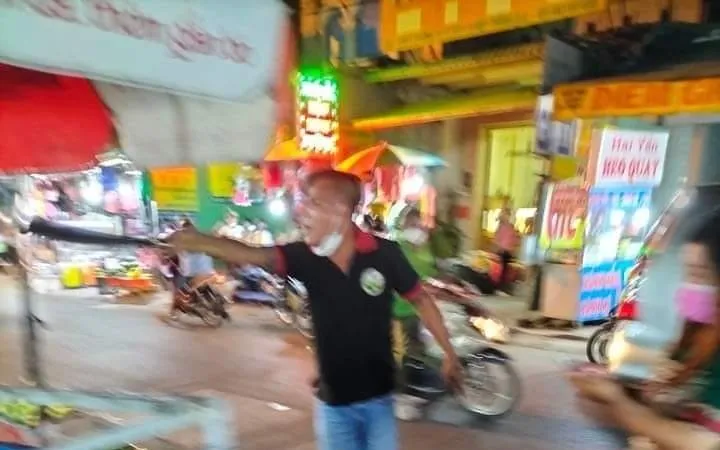 Người đàn ông dùng hung khí đuổi chém người phụ nữ ở quận 12