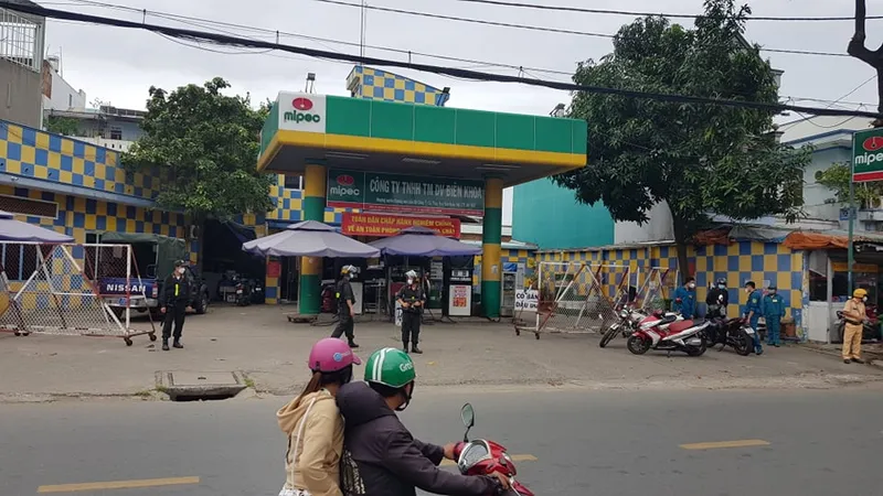 Công an có mặt tại cây xăng của Công ty TNHH thương mại dịch vụ Biên Khoa ở quận Gò Vấp, TPHCM. Ảnh: T.C