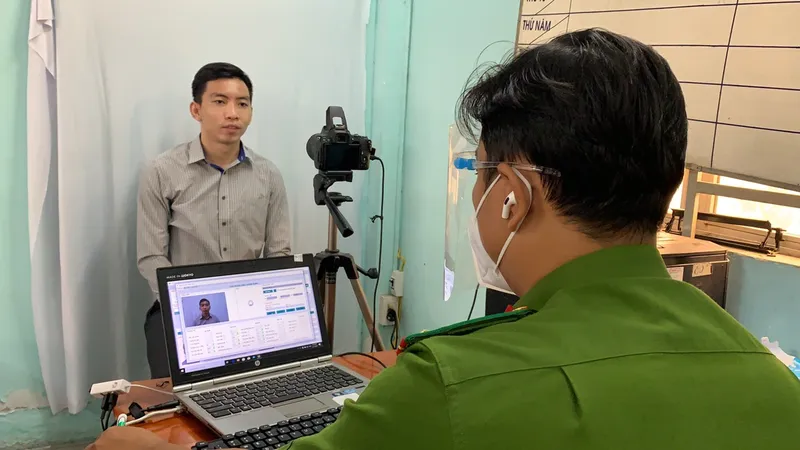 Người dân chụp ảnh làm CCCD gắn chip. Ảnh: CHÍ THẠCH 