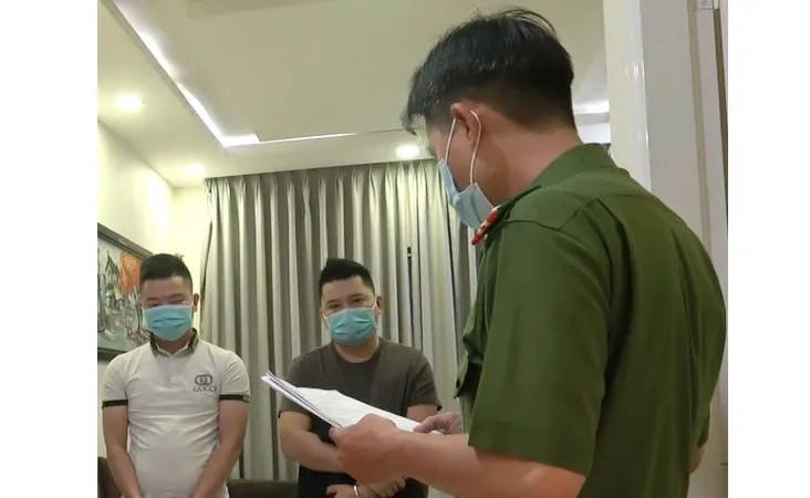 Công an đọc quyết định bắt giữ Bạch cùng đồng bọn