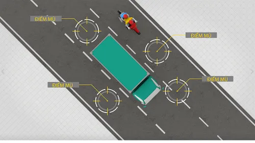 Đội CSGT-TT Công an quận 3 kiểm tra ngẫu nhiên một người dân. Ảnh: DŨNG PHƯƠNG