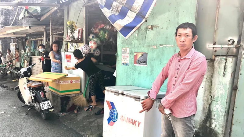 Đối tượng Tuấn được đưa ra hiện trường để thực nghiệm. Ảnh: CHÍ THẠCH 