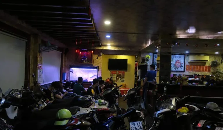Xe máy của những người chơi để chật kín trong quán