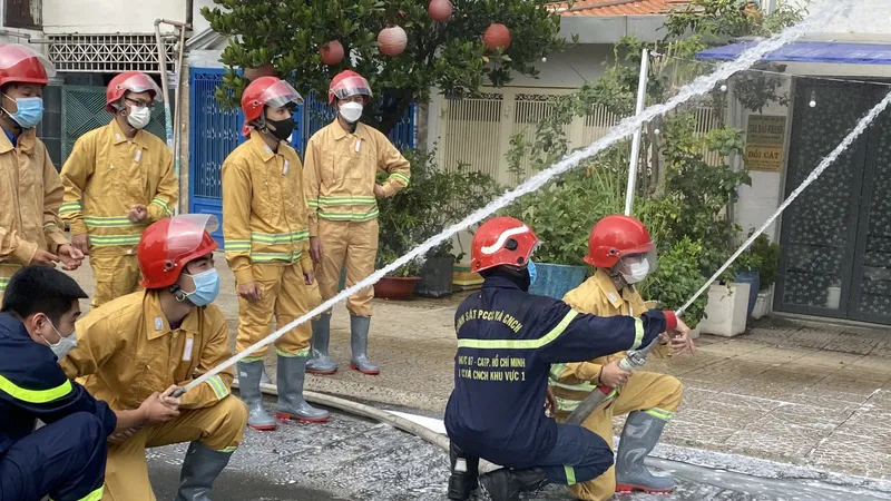 Ra mắt đội hình thanh niên phản ứng nhanh PCCC&CNCH