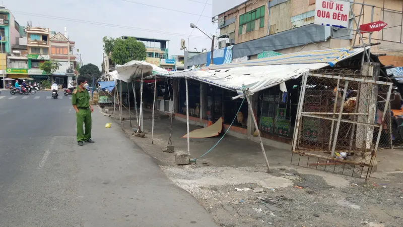 Công an khám nghiệm hiện trường. Ảnh: C.T