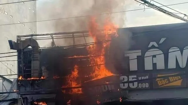 Cháy quán cơm Phúc Lộc Thọ ở TP Thủ Đức