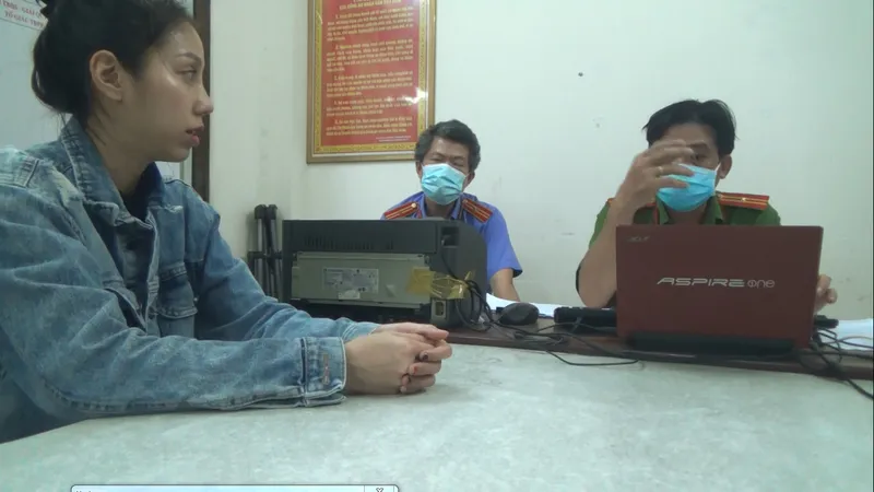 Nguyễn Võ Quỳnh Trang làm việc với công an. Ảnh: CHÍ THẠCH 