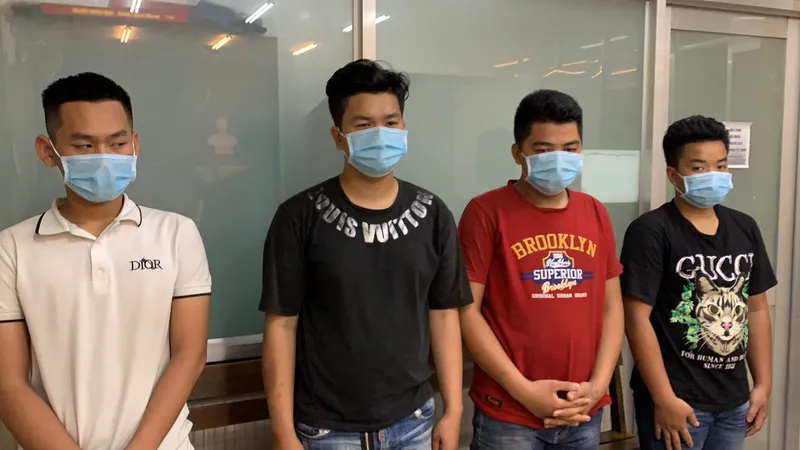 Nhóm đối tượng tại cơ quan công an. Ảnh: CHÍ THẠCH 
