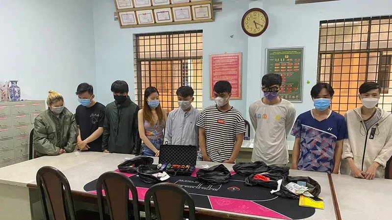 Nhóm đối tượng tại cơ quan công an. Ảnh: C.T